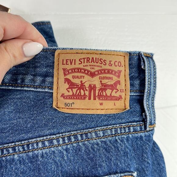 LEVI'S 501 Medium Wash Raw Hem Button Fly Denim Jean Distressed Shorts Size W31 - Picture 8 of 11
